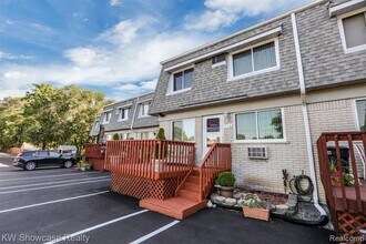 118 Ladd Rd in Walled Lake, MI - Building Photo - Building Photo