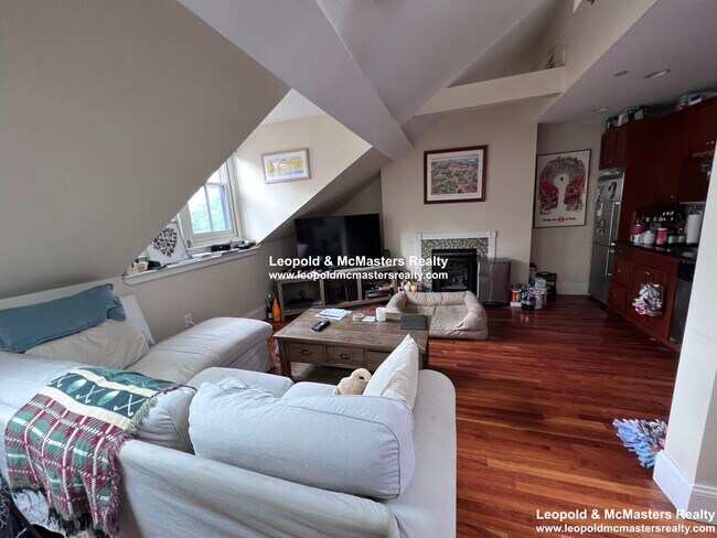 30 Temple St, Unit 4F