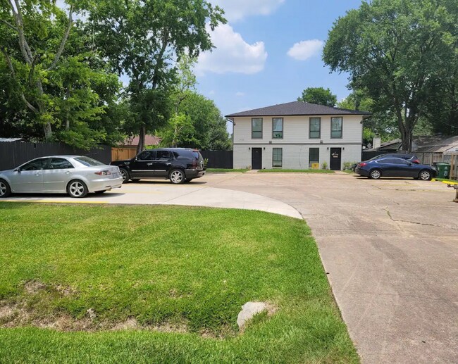 9130 Vogue Ln, Unit B in Houston, TX - Foto de edificio - Building Photo