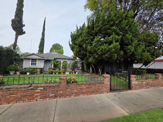 5547 Woodman Ave in Los Angeles, CA - Building Photo - Building Photo