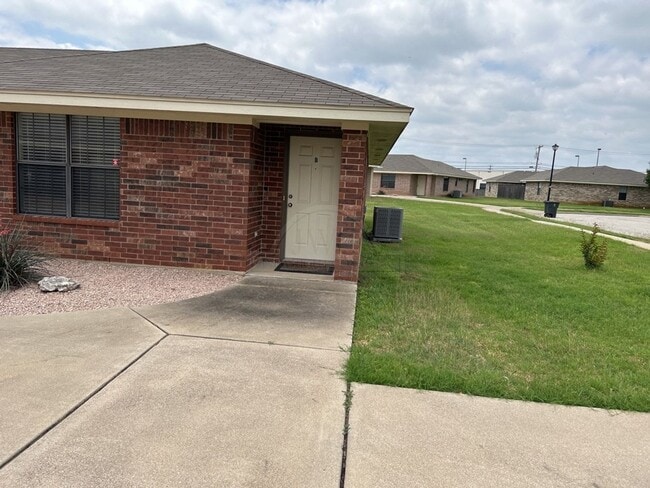 908 McDaniel Cir in Killeen, TX - Foto de edificio - Building Photo