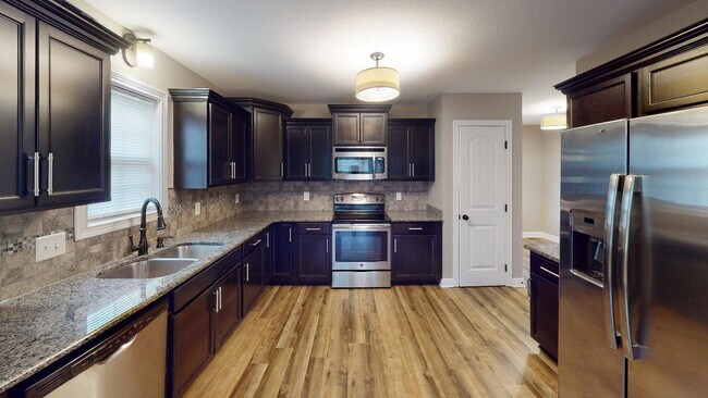 733 Cavalier Dr in Clarksville, TN - Building Photo - Building Photo