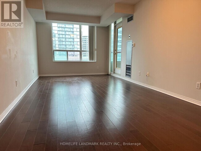 238 Doris Ave in Toronto, ON - Building Photo - Building Photo