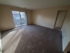 Clover Hills Apartments in West Des Moines, IA - Building Photo - Building Photo
