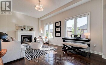 33 Schuster Ln in Vaughan, ON - Building Photo - Building Photo