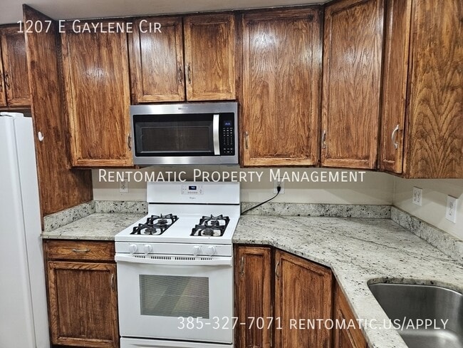 1207 E Gaylene Cir in Sandy, UT - Building Photo - Building Photo
