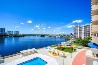 250 174th St in Sunny Isles Beach, FL - Building Photo - Building Photo