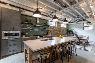 2228 N Kedzie Blvd in Chicago, IL - Foto de edificio - Building Photo