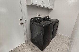 201 Stanford in Irvine, CA - Building Photo - Building Photo