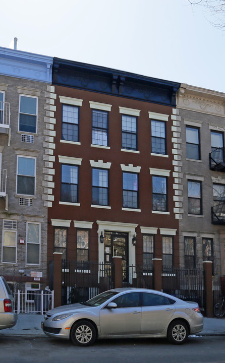 872 Jefferson Ave in Brooklyn, NY - Foto de edificio