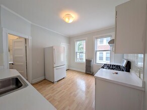 13 Farragut Ave, Unit 1 in Somerville, MA - Building Photo - Building Photo