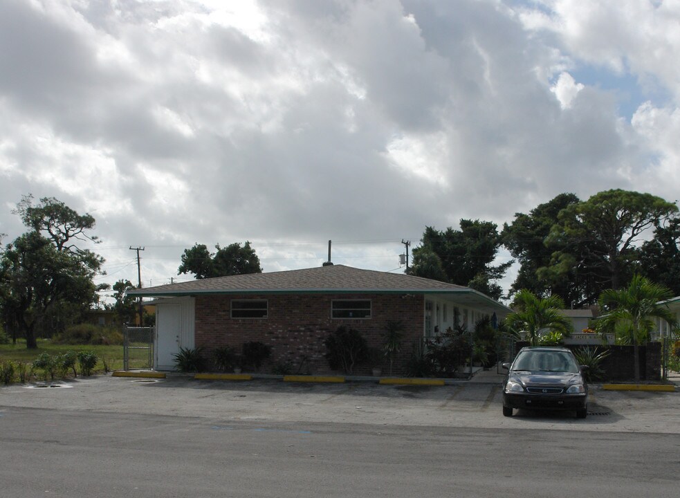 2238 Adams St in Hollywood, FL - Building Photo