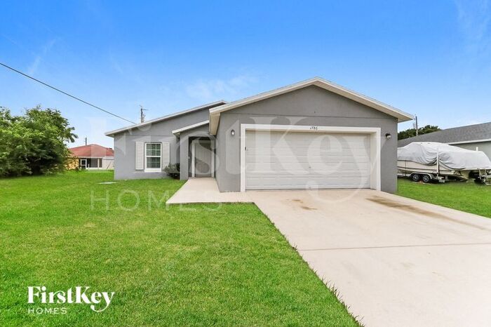 1786 SW Davis St in Port St. Lucie, FL - Building Photo