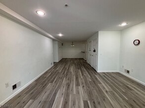 116 Chariot Ct in Piscataway, NJ - Foto de edificio - Building Photo