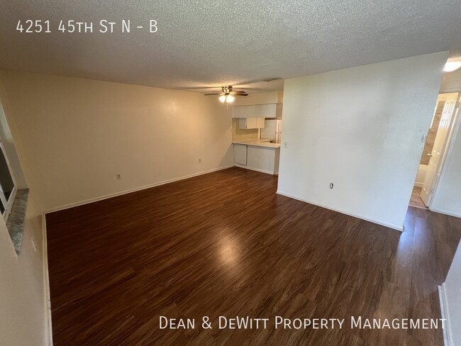 4251 45th St N-Unit -B in St. Petersburg, FL - Foto de edificio - Building Photo