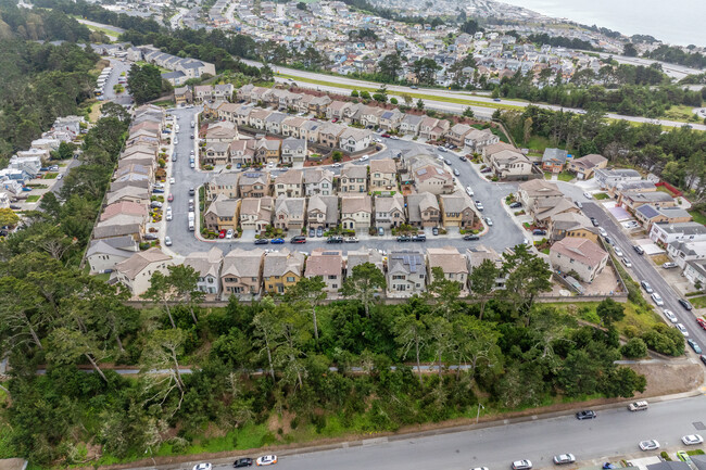 Crestview Estates in Daly City, CA - Building Photo - Building Photo