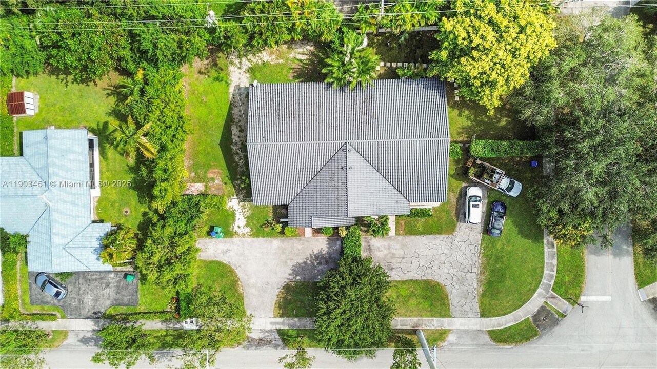 12193 SW 82nd Ave in Pinecrest, FL - Building Photo