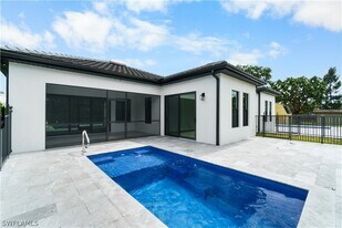 833 91st Ave N in Naples, FL - Building Photo