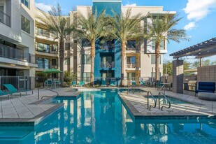 View 32 in Phoenix, AZ - Building Photo