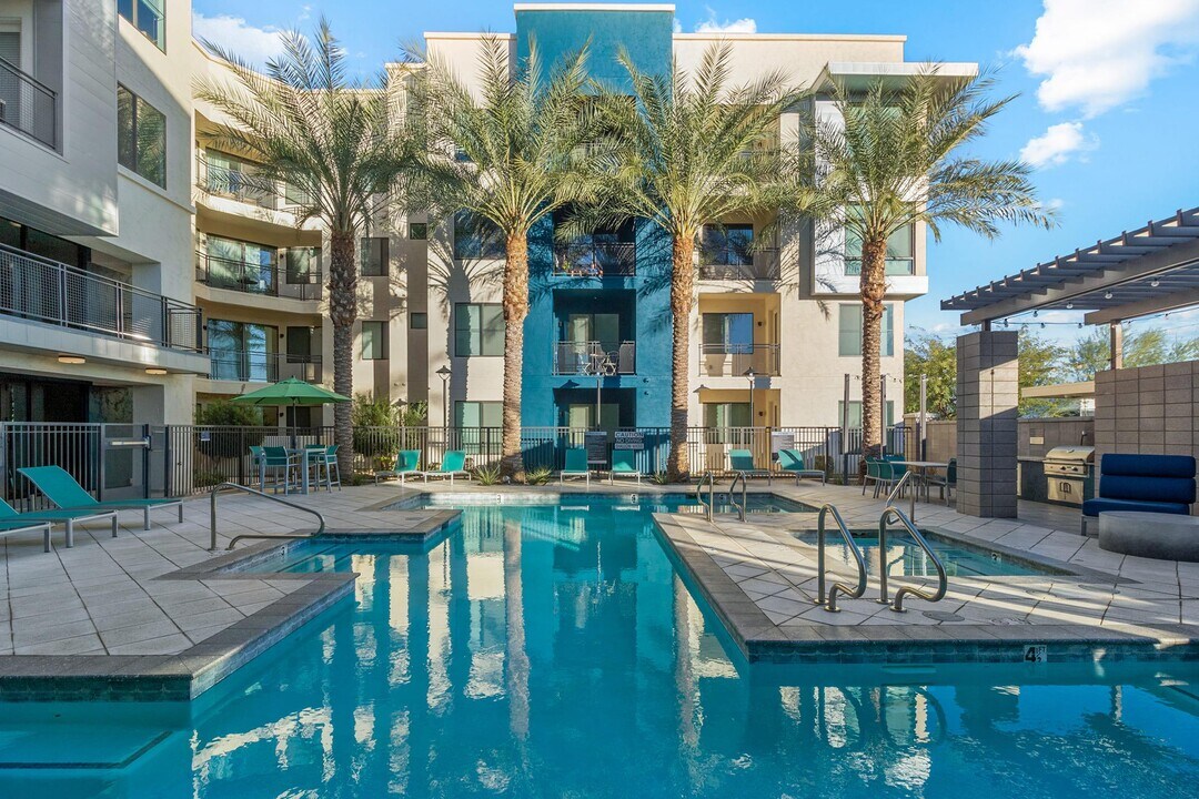 View 32 in Phoenix, AZ - Building Photo