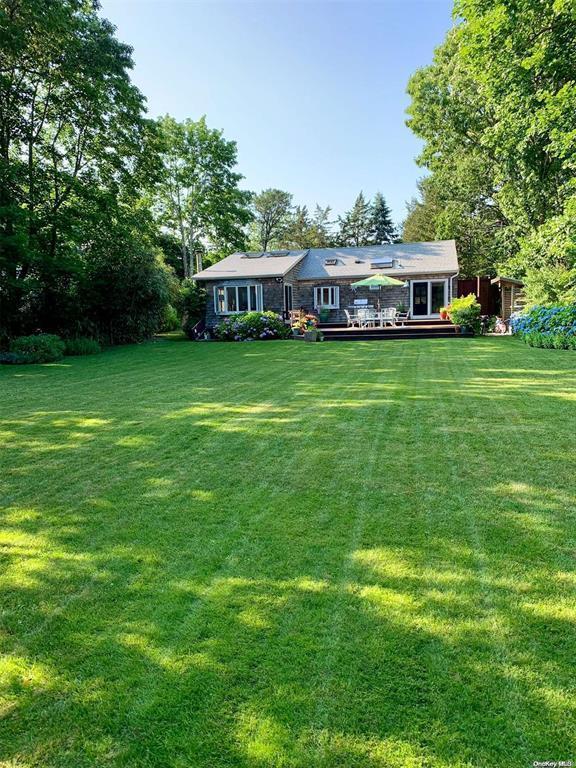 property at 6 Lynn Ct