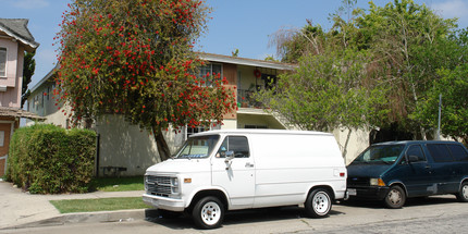 7505 Canby Ave in Reseda, CA - Building Photo - Building Photo