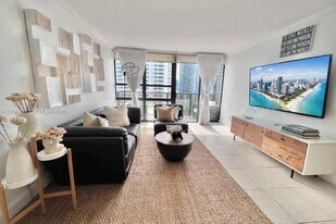 600 NE 36th St in Miami, FL - Building Photo