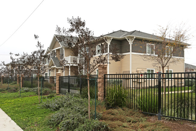 West Trail Apartments in Tulare, CA - Building Photo - Building Photo