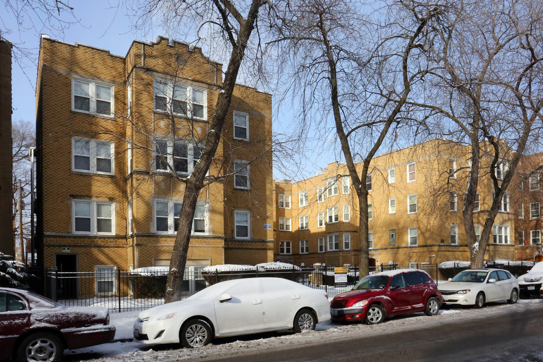 Richmond Tower Apartments in Chicago, IL - Building Photo