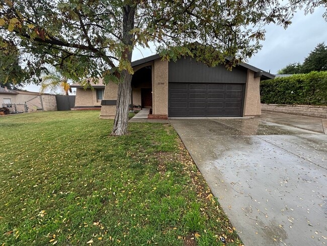 22940 Posada Dr in Santa Clarita, CA - Building Photo - Building Photo