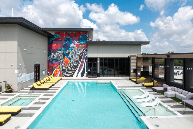 McKenzie in Clayton, MO - Foto de edificio - Building Photo