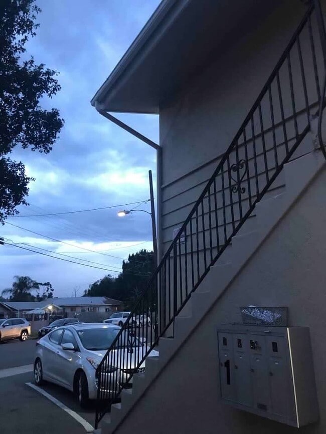 4068 Oakcrest Dr, Unit 1 in San Diego, CA - Foto de edificio - Building Photo