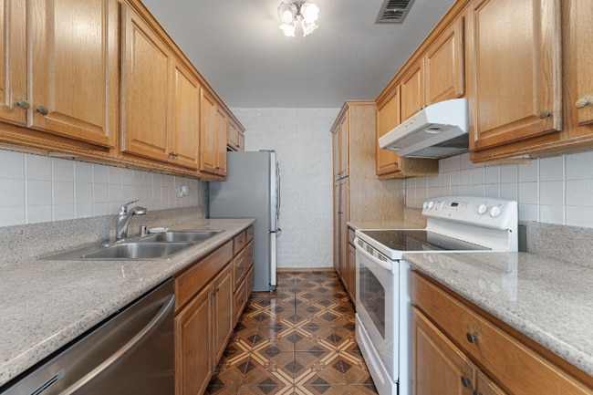 5414 Newcastle Ave in Los Angeles, CA - Building Photo - Building Photo