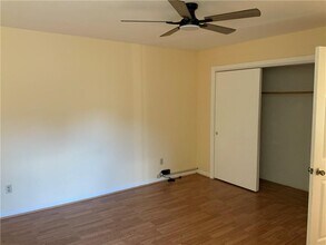 23 Village Ct in West Warwick, RI - Foto de edificio - Building Photo