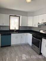 17 Jill Ct in Edison, NJ - Building Photo