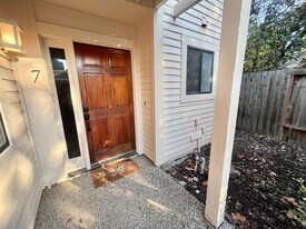 325 E 8th St in Davis, CA - Building Photo