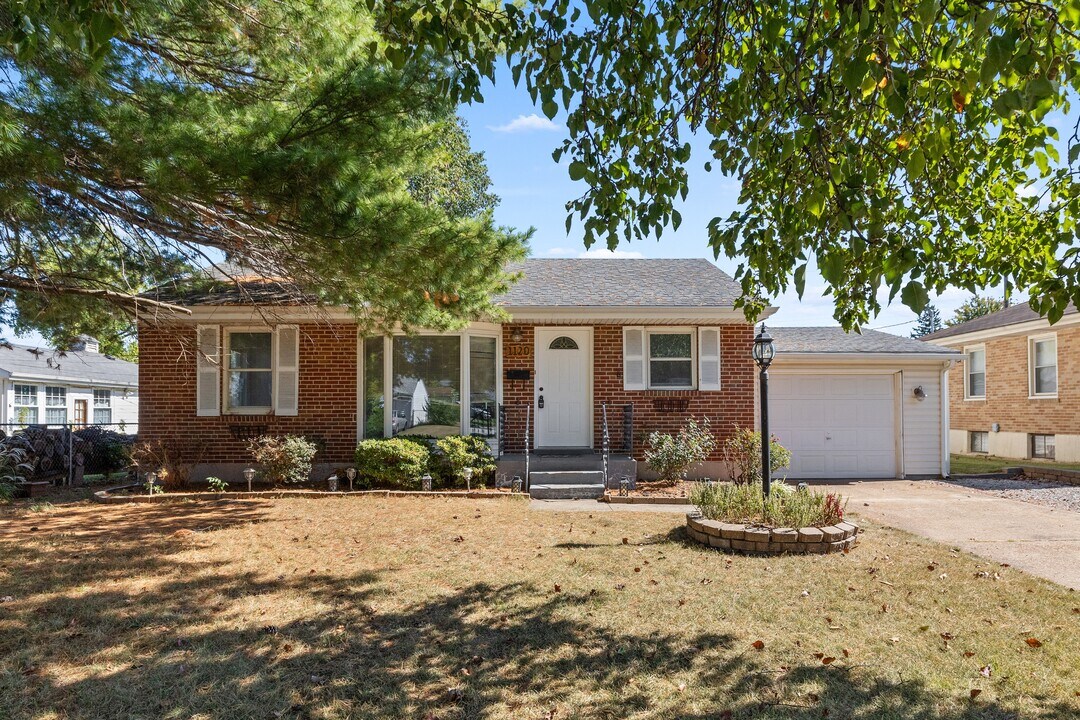 1120 Gahan Dr in Florissant, MO - Building Photo