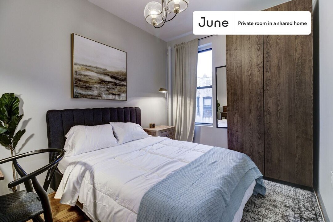 Private bedroom in 4 bed/1 bath Home in New York, NY - Building Photo