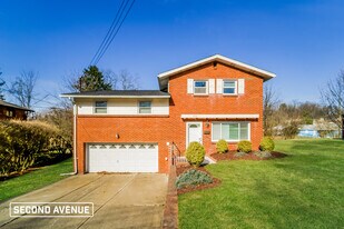 512 Holly Dr in Monroeville, PA - Building Photo