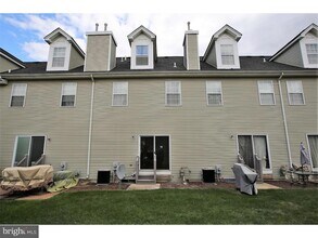 1603 Blossom Cir in Dayton, NJ - Foto de edificio - Building Photo