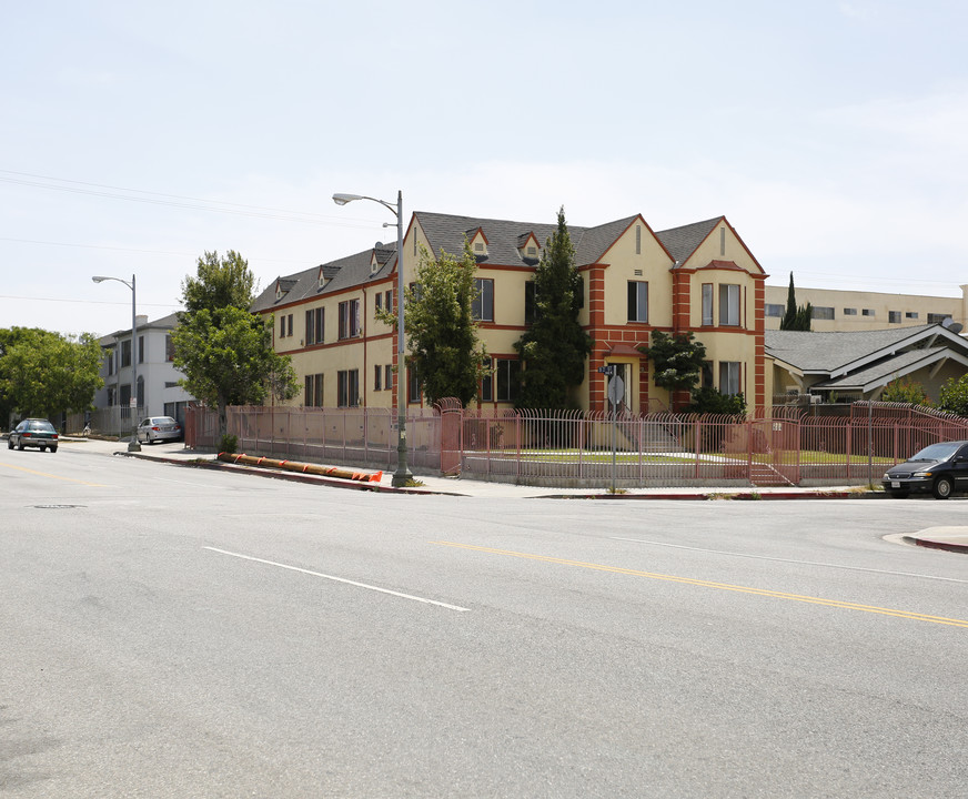 800 S Gramercy Dr in Los Angeles, CA - Building Photo