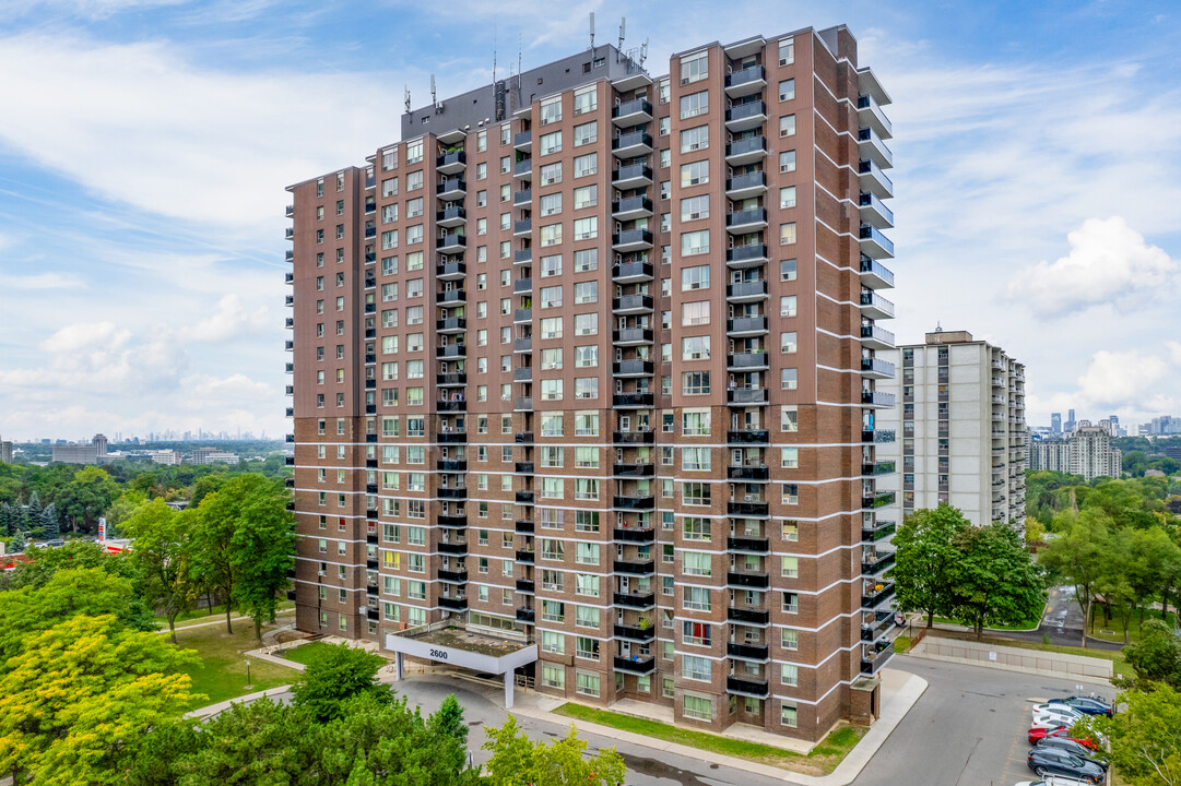 Hunter's Lodge in Toronto, ON - Building Photo