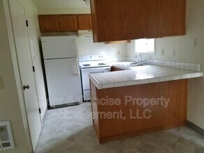 25182 E Broadway Ave in Veneta, OR - Foto de edificio - Building Photo
