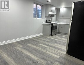 72 Four Seasons Cir in Brampton, ON - Building Photo - Building Photo