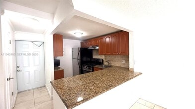 6703 N Kendall Dr in Pinecrest, FL - Building Photo - Building Photo
