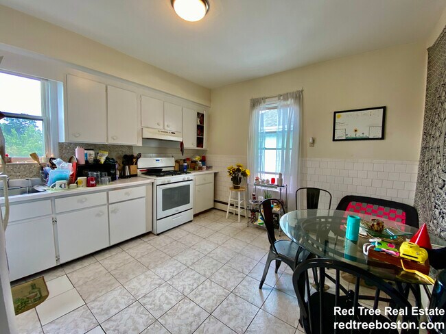 1498 Centre St, Unit 2 in Boston, MA - Foto de edificio - Building Photo