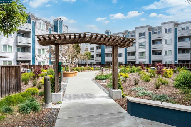 6400 Christie Ave in Emeryville, CA - Building Photo - Building Photo