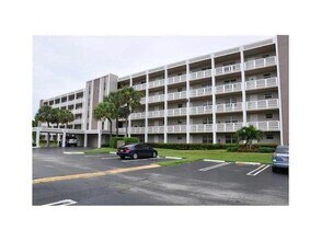 1075 Riverside Dr, Unit 207 in Coral Springs, FL - Building Photo - Building Photo