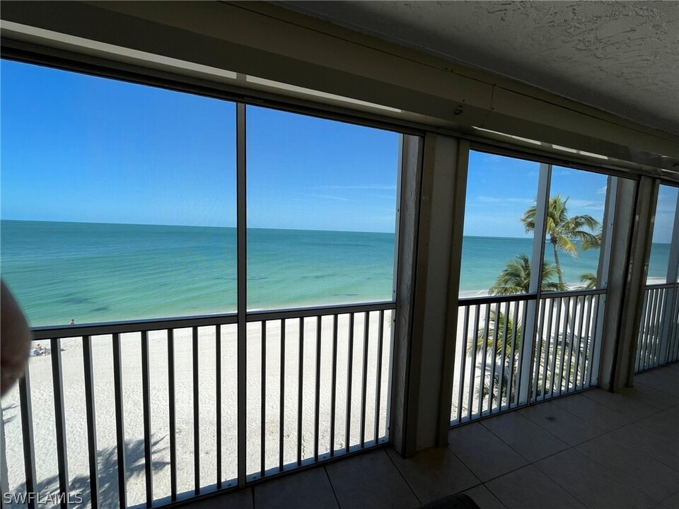 9485 Gulf Shore Dr in Naples, FL - Building Photo