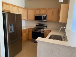 4110 S Lake Dr, Unit 341B in St. Francis, WI - Building Photo - Building Photo